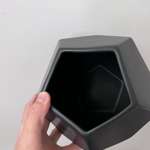 Global Views Dwell Studio faceted matte black vase - Picture 6 of 13